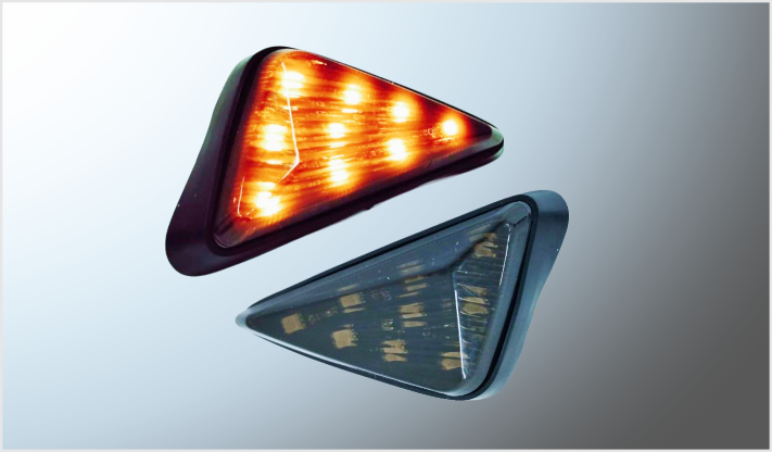 LUZ DIRECCIONAL P/MOTOCICLETA HUMO 9 LEDS AMBAR TRIANGULO (11x9x6 cms) CHINA /100