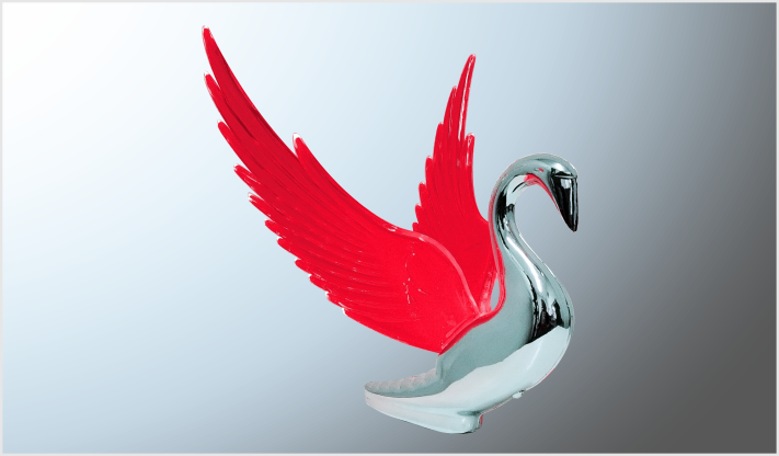 CISNE DE PLASTICO CROMADO CON ALAS CON LUZ NACIONAL /